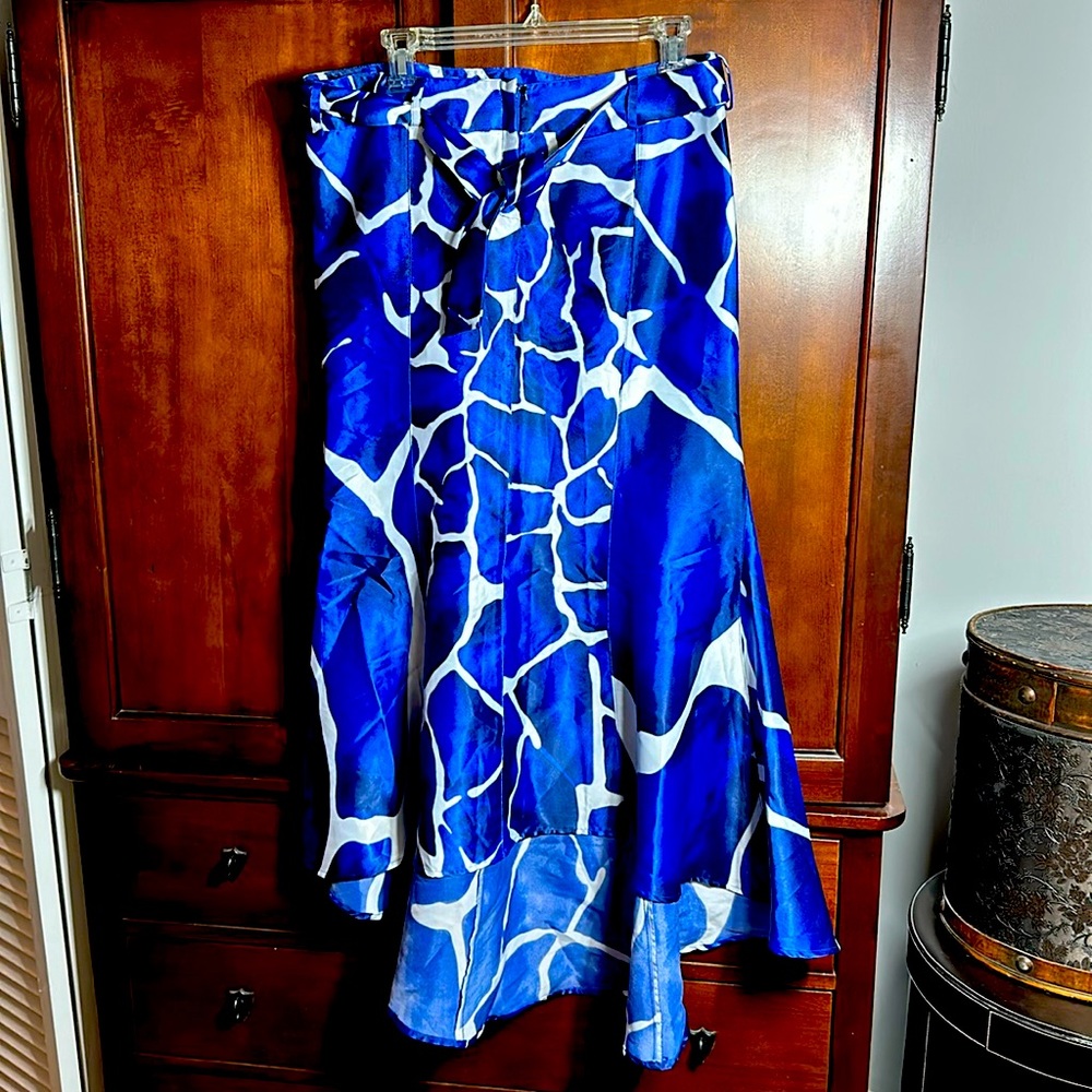 Mermaid style hi lo skirt.
